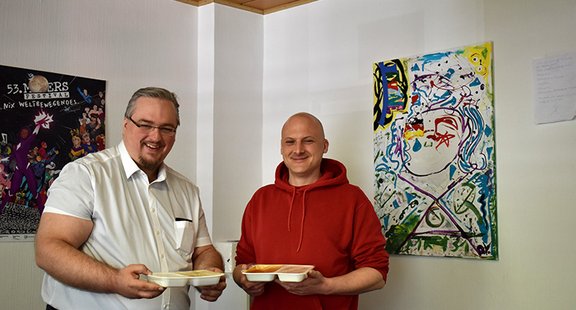 LinkedIn_Spendenübergabe_Caritas_April.jpg