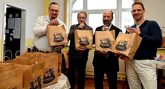 Clouthticker_Lebensmitteluebergabe_5.jpg  